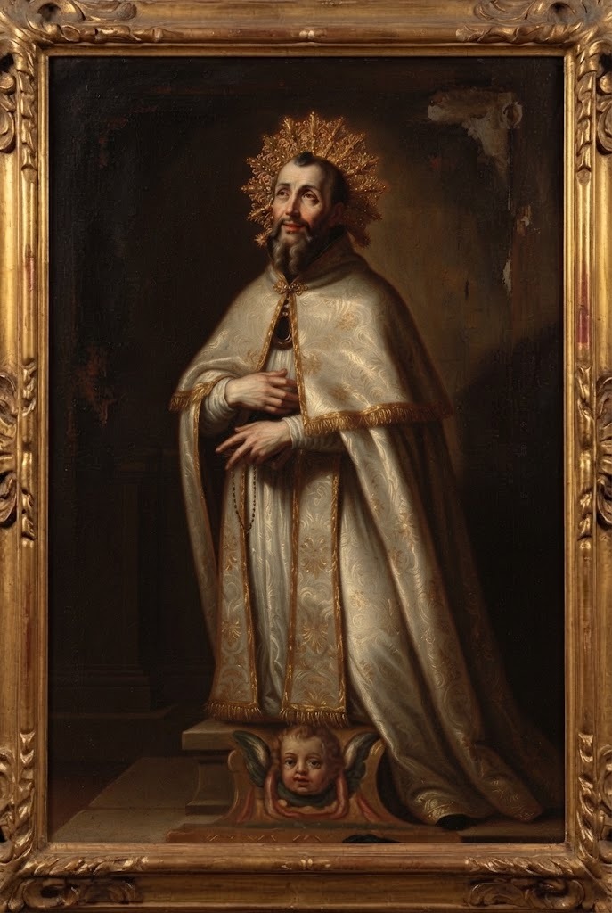 Talla-relicario de San Saturio, arrodillado con capa blanca ribeteada de oro y aureola dorada radiante, como se venera hoy en su ermita de Soria